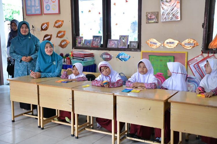 Salah satu peraih penghargaan Apresiasi Bunda PAUD Nasional 2023, Bunda PAUD Aceh Ayu Candra Febiola Nazuar saat mengajar anak-anak usia dini.

