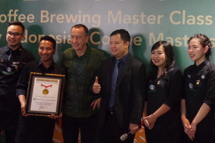 Starbucks Indonesia memecahkan rekor Museum Rekor Indonesia (MURI) untuk Penyelenggaraan Coffee Brewing Master Class 24 Jam Tanpa Henti, Selasa (1/10/2019).