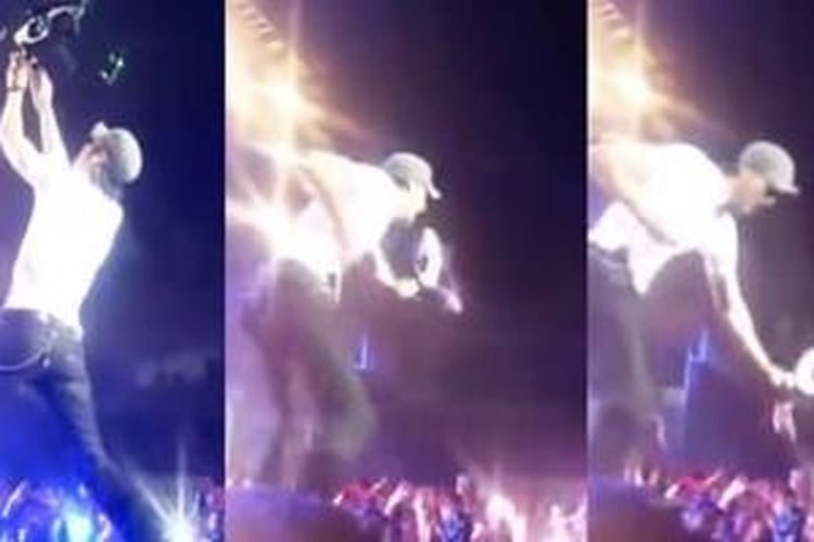 Tangan penyanyi Enrique Iglesias tersayat ketika dia mencoba meraih drone dalam acara konser di Tijuana, Meksiko (30/5/2015)