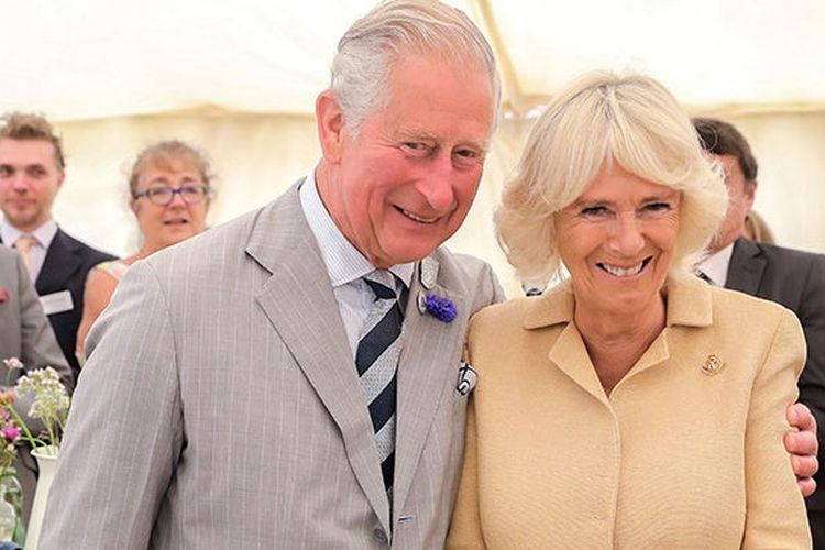 Pangeran Charles dan Camilla tengah berfoto bersama.