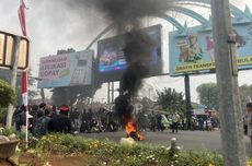 Tolak Revisi UU Pilkada, Mahasiswa Bakar Ban di Depan Terminal Baranangsiang Bogor