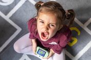 Anak Tantrum saat Gadget Diambil? Ini Cara Mengatasinya Menurut Psikolog