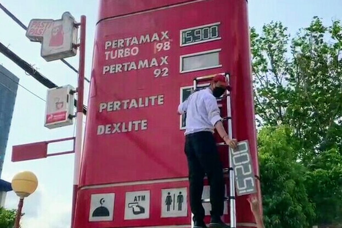 Seorang petugas SPBU di kawasan Gunung Sahari, Jakarta Pusat, mencopot papan harga bensin Pertamax 92 seiring dengan kenaikan harga BBM, Sabtu (3/9/2022).