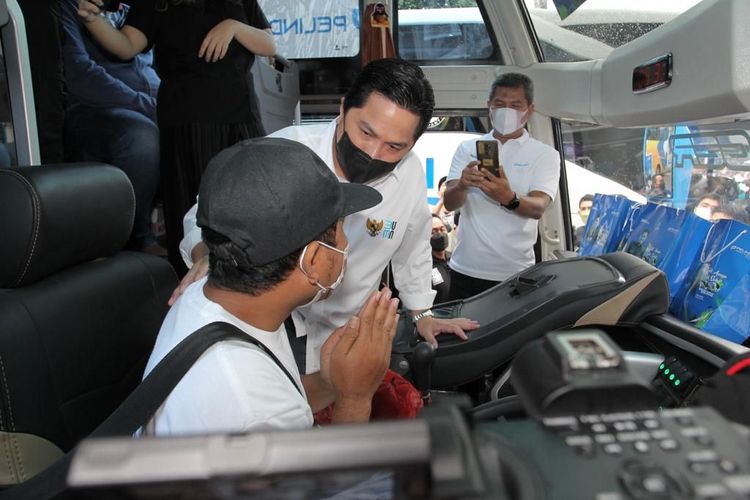 Menteri BUMN Erick Thohir  melepas pemudik yang mengikuti program mudik gratis BUMN di kawasan Gelora Bung Karno (GBK), Jakarta, Rabu (27/4/2022). 