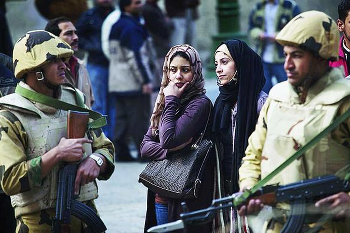 Prajurit Angkatan Darat Mesir memegang senjata mereka ketika pengunjuk rasa anti-Mubarak (tidak tampak) menghalang-halangi para pekerja melewati jalan masuk ke Mugamma el-Tahrir, kompleks pusat administrasi pemerintahan Mesir yang berisi 14 kantor departemen, Senin (7/2). Mugamma el-Tahrir terletak di jalan yang mengarah ke Alun-alun Tahrir, Kairo, yang merupakan tempat berkumpulnya ribuan pengunjuk rasa anti-Mubarak.