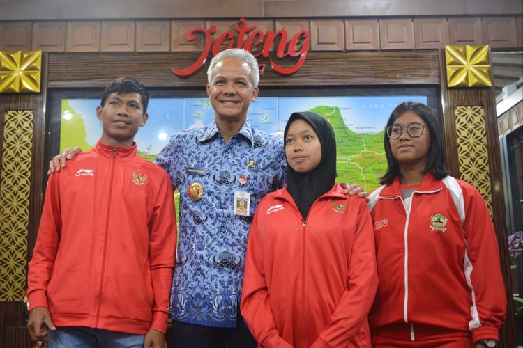 Gubernur Jawa Tengah Ganjar Pranowo bersama tiga atlet berbakat Jawa Tengah yang meraih juara , Senin (18/11/2019)