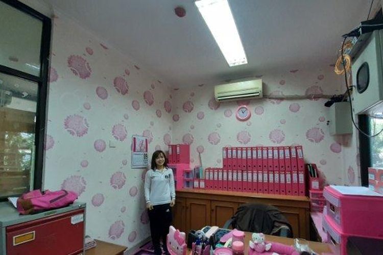 Annastasia Sindi (33), bendahara pengeluaran di Kelurahan Rawa Bunga, Jatinegara Jakarta Timur di ruang kerjanya yang serba pink, Jumat (4/10/2019). 