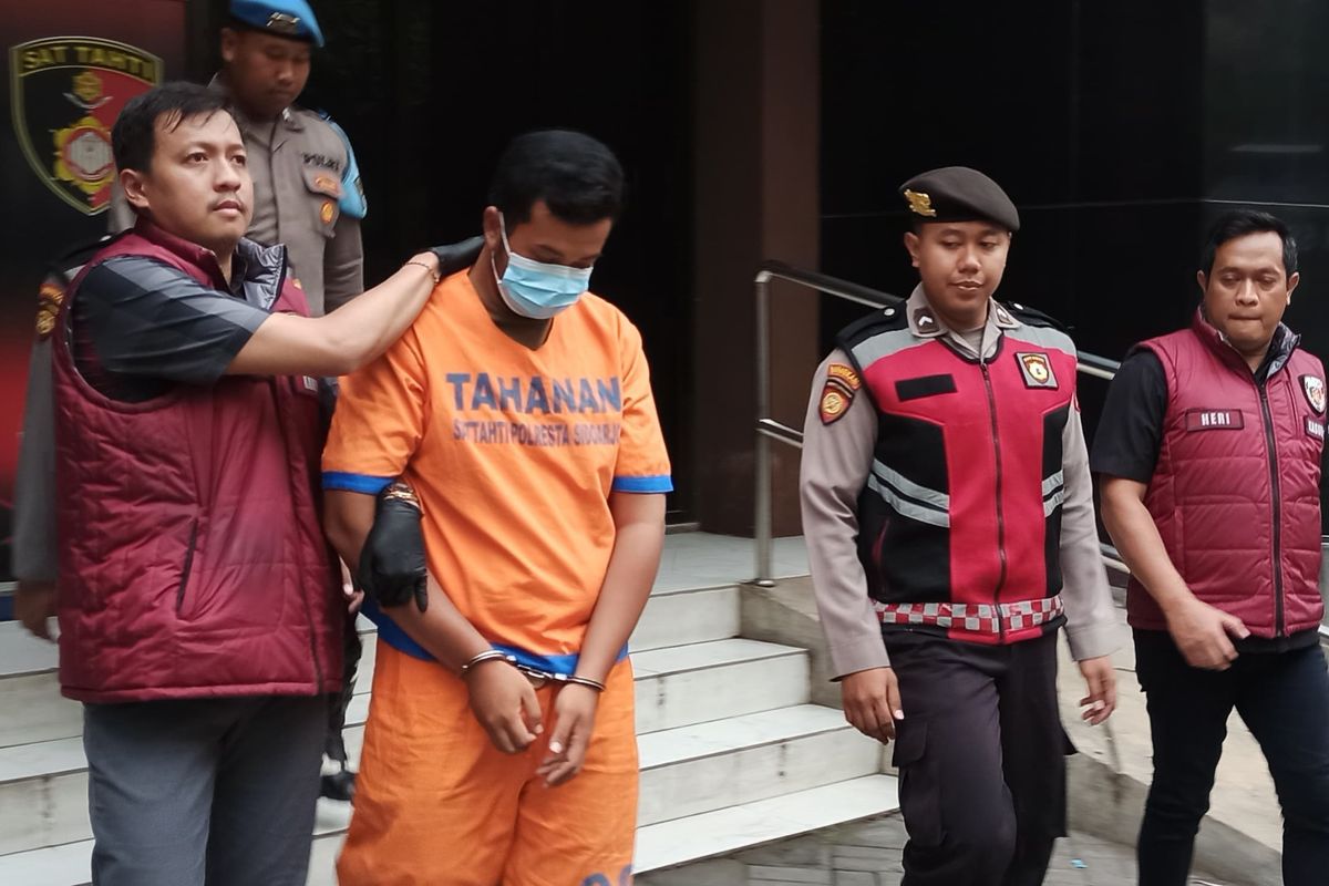 Tersangka berinisial F-L-B-N saat digelandang oleh aparat Satreskrim Polresta Sidoarjo