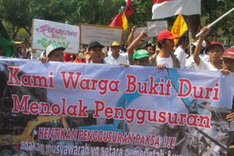 Kelompok warga yang menolak dilakukannya penggusuran saat melakukan unjuk rasa di Balai Kota DKI Jakarta, Senin (5/10/2015). Warga yang menolak penggusuran berasal dari sejumlah kawasan yang akan ditertibkan oleh Pemerintah Provinsi DKI, seperti dari Bukit Duri, Bidara Cina, dan Ancol.