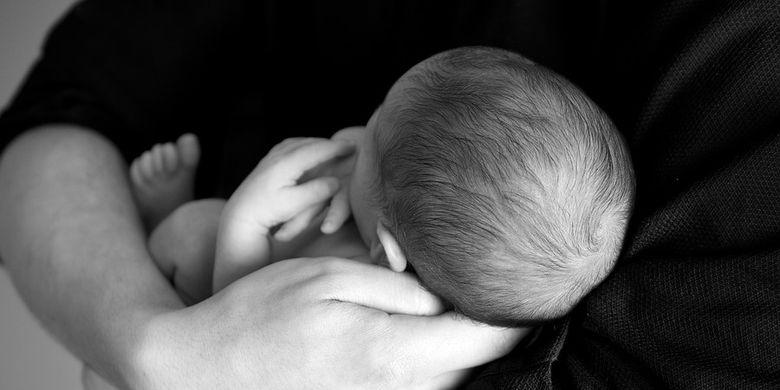 Ilustrasi menggendong bayi.