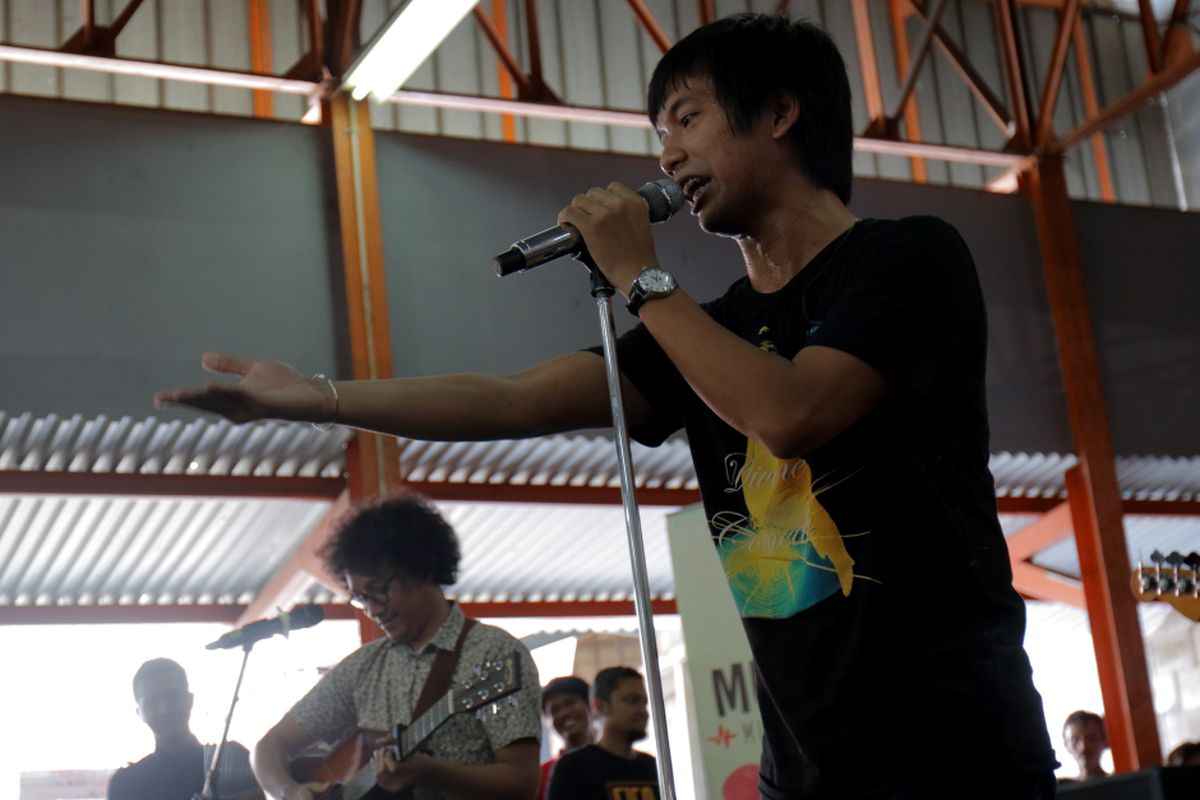 Rian bersama DMASIV tampil di Gedung Kompas Gramedia, Jakarta, Senin (27/3/2017). Kunjungan mereka dalam rangka promosi singel DMASIV yang berjudul Melodi yang berasal dari album Orange. 
