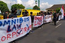 Mahasiswa di Banyumas Gelar Unjuk Rasa Tolak Pengesahan Omnibus Law