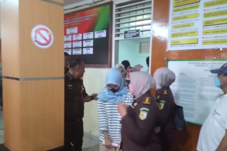 Tersangka kasus pelecehan seksual mahasiswa Unand, N digiring ke Rutan Anak Air Padang, Rabu (7/6/2023) usai pelimpahan kasus dari penyidik Polda Sumbar ke Kejari Padang.