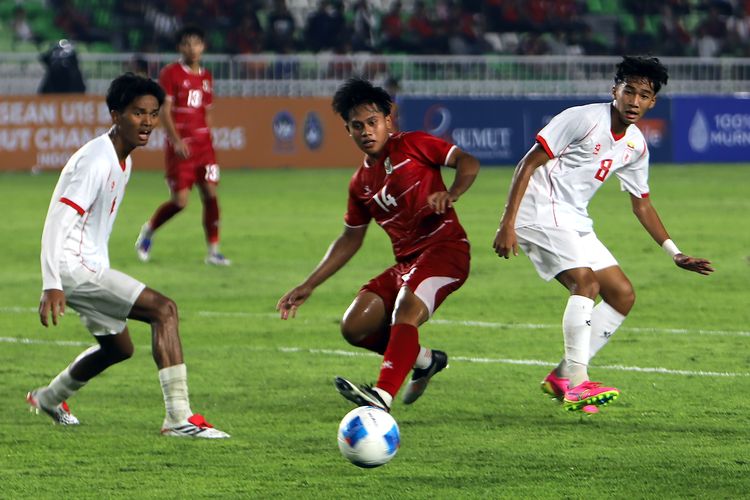 Pemain Timnas U19 Indonesia, Fabio Azkairawan, merebut bola dari pemain Myanmar Nyan Soe San (kanan) pada pertandingan Piala AFF U19 2026 di Stadion Utama Sumatera Utara, Kabupaten Deli Serdang, Senin (1/6/2026). Indonesia mengalahkan Myanmar dengan skor 3-0.ANTARA FOTO/Yudi Manar/rwa.