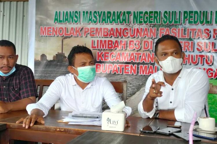 Ketua dan Sekretaris Aliansi Masyarakat Peduli Lingkungan dan tokoh masyarakat Desa Suli, Kecamatan Salahutu, Maluku Tengah saat memberikan keterangan kepada wartawan di Ambon, Kamis (21/10/2021)