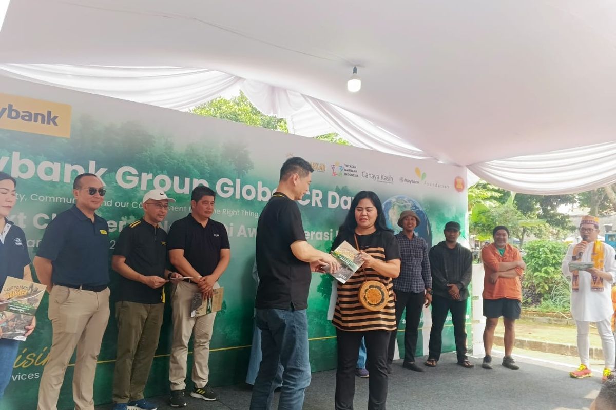Foto penyerahan buku literasi hijau secara simbolis untuk taman baca-taman baca sekitar Jakarta Selatan dan wilayah sekitarnya dalam acara Negeri di Awan: Literasi Hijau, Maybank Global CR Day & Cahaya Kasih 2025-2026 pada Sabtu (27/9/2025).