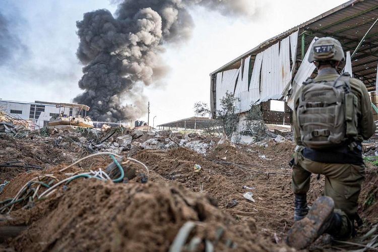 Pada 19 Desember 2023, tentara Israel sedang beroperasi ketika asap mengepul di Jalur Gaza, di tengah pertempuran yang terus berlanjut antara Israel dan kelompok Palestina, Hamas. Pada Minggu (27/7/2025), muncul laporan empat prajurit IDF dipenjara setelah menolak kembali bertugas di Gaza karena trauma perang. 