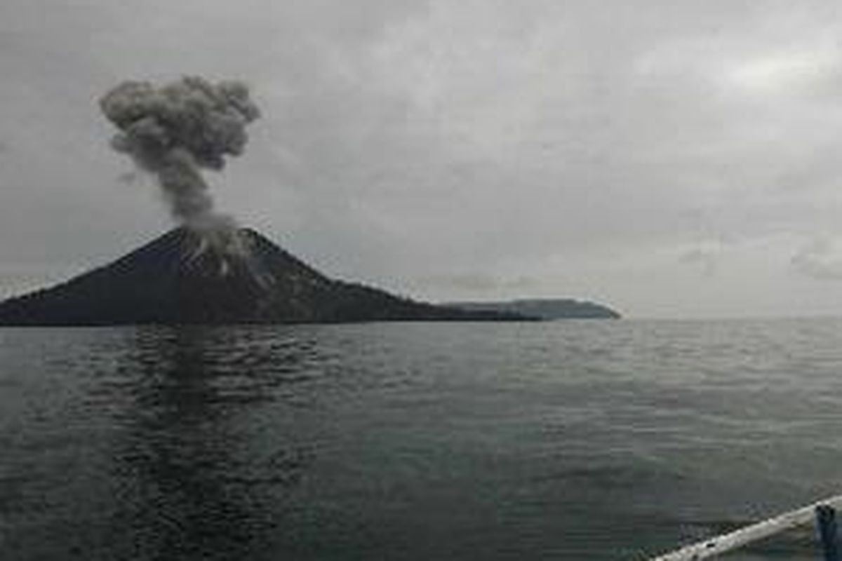 Aktivitas gempa vulkanik dalam, dangkal, dan letusan mewarnai Gunung Anak Krakatau, Selasa (30/10). Foto diambil tahun 2007.