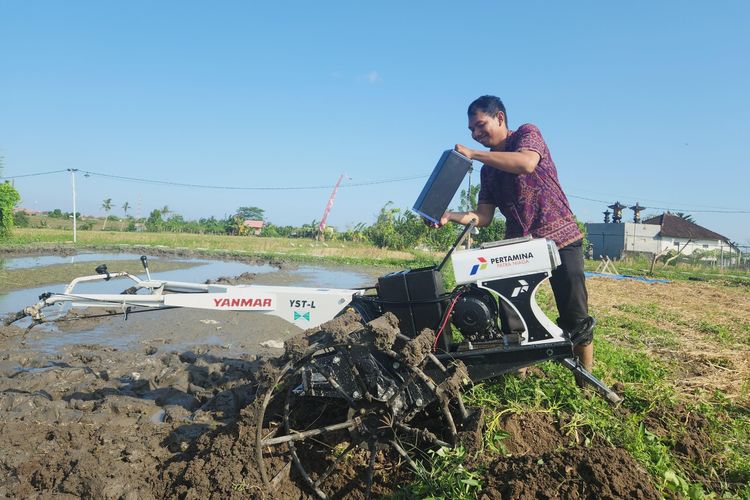 Traktor listrik digunakan petani Petani di Desa Uma Palak Lestari, Kelurahan Peguyangan, Denpasar Utara, Bali.
