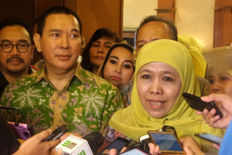 Menteri Sosial Khofifah Indar Parawansa saat ditemui usai menghadiri Rapat Pimpinan Nasional Muslimat Nahdlatul Ulama di Hotel Crowne Plaza, Jakarta Selatan, Senin (27/3/2017).