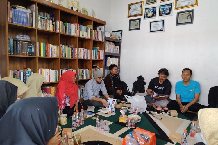 Ditolak di Negeri Sendiri, Buku Karya Pasangan Guru Lamongan Ini Justru Tembus Negeri Jiran