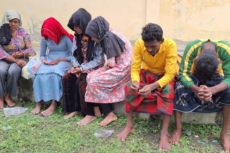 Pengungsi Rohingya korban kapal terbalik di perairan Aceh Barat pada Rabu (20/3/2024).