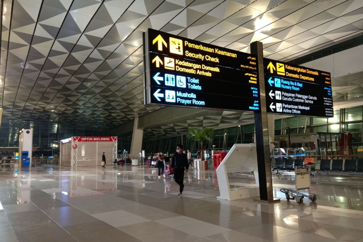 Suasana Terminal 3 Bandara Internasional Soekarno-Hatta di Tangerang, Banten, Minggu (24/10/2021).