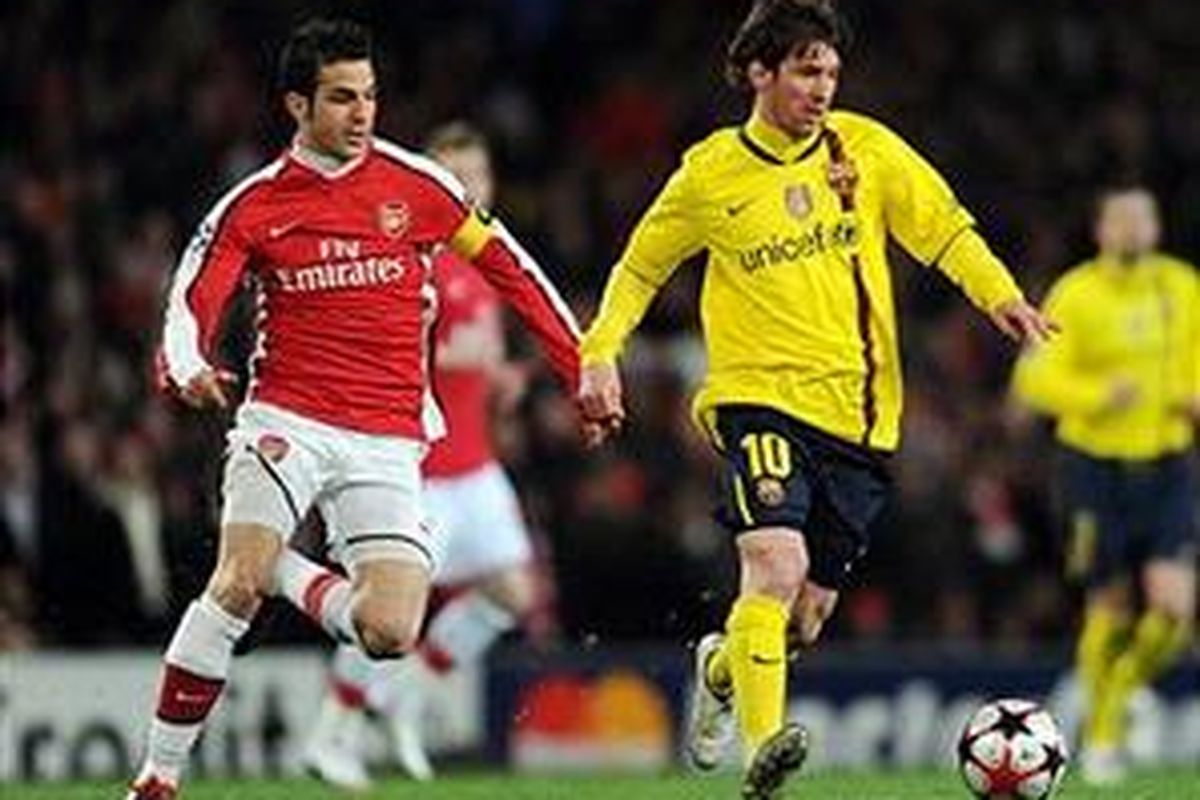 Kapten Arsenal, Cesc Fabregas (kiri) mencoba merebut bola dari penguasaan penyerang Barcelona, Lionel Messi, di tengah pertandingan leg pertama perempat final Liga Champions, Rabu (31/3/2010).