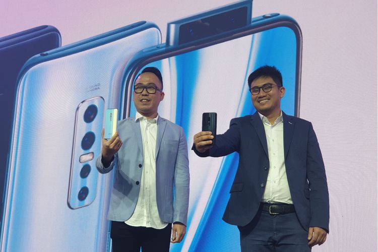 Senior Brand Director Vivo Indonesia Edy Kusuma (kanan) dan Product Manager Vivo Indonesia Ricky Bunardi, memamerkan smartphone terbaru Vivo, V17 Pro di atas panggung peluncuran yang digelar di Jakarta, Senin (23/9/2019).