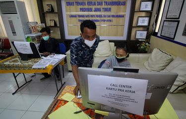 Petugas mendampingi warga yang melakukan pendaftaran calon peserta Kartu Prakerja di LTSA-UPT P2TK di Surabaya, Jawa Timur, Senin (13/4/2020). Pemprov Jawa Timur membuka 56 posko yang tersebar di 38 kabupaten/kota di Jawa Timur untuk memberikan pelayanan dan pendampingan kepada masyarakat yang terdampak COVID-19 dalam mendaftar program Kartu Prakerja. ANTARA FOTO/Moch Asim/wsj.