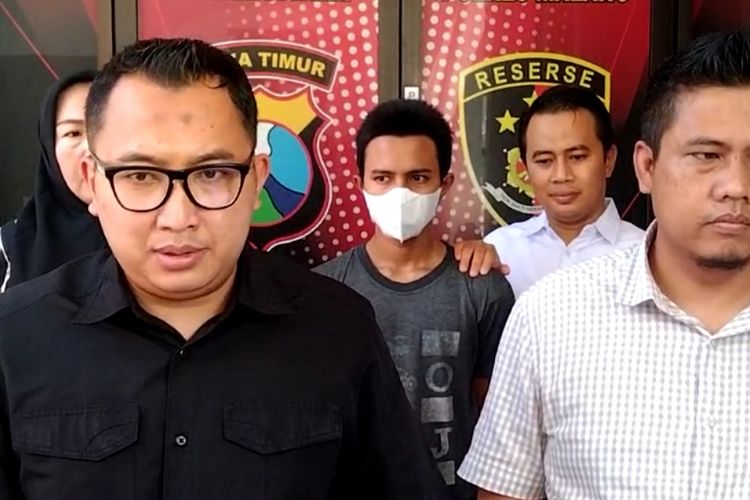 Kasatreskrim Polres Malang, AKP Gandha Syah Hidayat saat konferensi pers kasus penganiayaan santri di Malang.