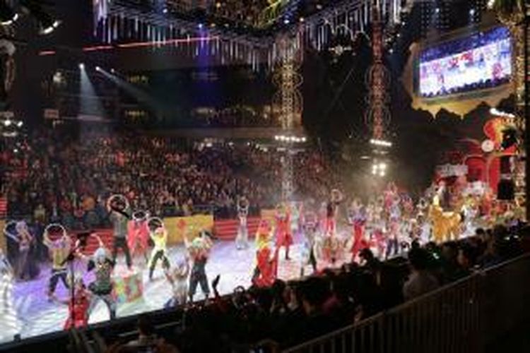 Kemeriahan Chinese New Year Night Parade di Tsim Sha Tsui, Kowloon, Hongkong, Jumat (31/1/2014). Parade ini sudah menjadi agenda rutin yang selalu dilaksanakan pada Tahun Baru Imlek di Hongkong. Parade tahun ini diikuti sebanyak 34 peserta baik dari lokal dan internasional.