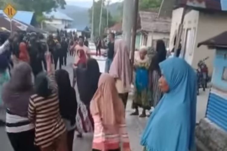 Aparat kepolisian menghalau warga Desa Wakal, Kecamatan Leihitu, Kabupaten Maluku Tengah, Senin sore (27/2/2023)