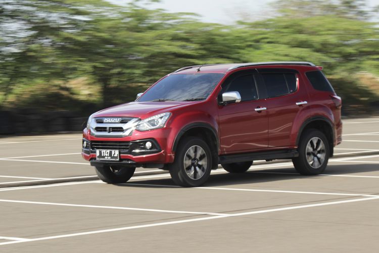 Isuzu mu-X i Series. mu-X jadi satu-satunya pilihan kendaraan penumpang dari Isuzu. SUV ini menggantikan Panther sebagai model mobil penumpang Isuzu.