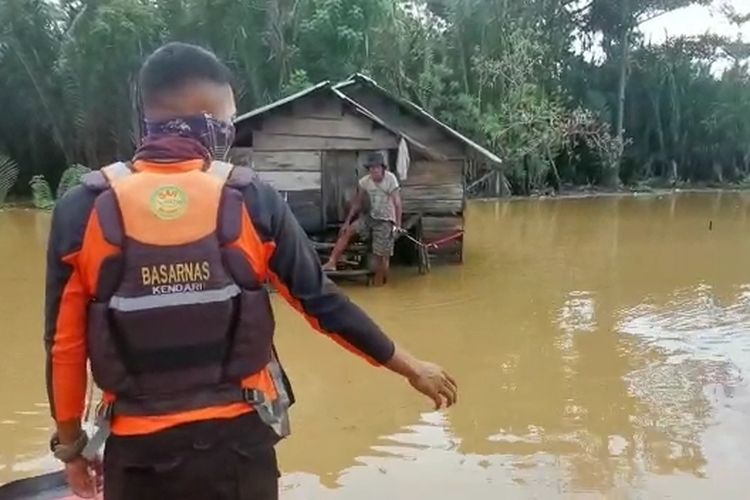 Anggota Pos SAR Baubau mengecvakuasi seorang petani yang terjebak banjir di area persawahan Kelurahan Liabuku, Kecamatan Bungi, Kota Baubau, Sulawesi Tenggara, Jumat (24/6/2022)