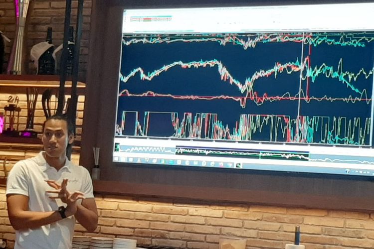 Melalui bantuan data telemetri, Sean Gelael menjelaskan penyebab kecelakaan yang menimpa dirinya bersama Bamsoet dalam Kejurnas Sprint Rally di Meikarta, Cikarang, Sabtu (27/11/2021). 