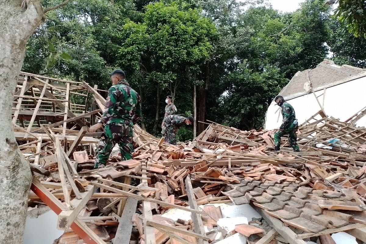 Salah satu kondisi bangunan sekolah dasar di wilayah Cugenang yang ambruk akibat gempa Cianjur.