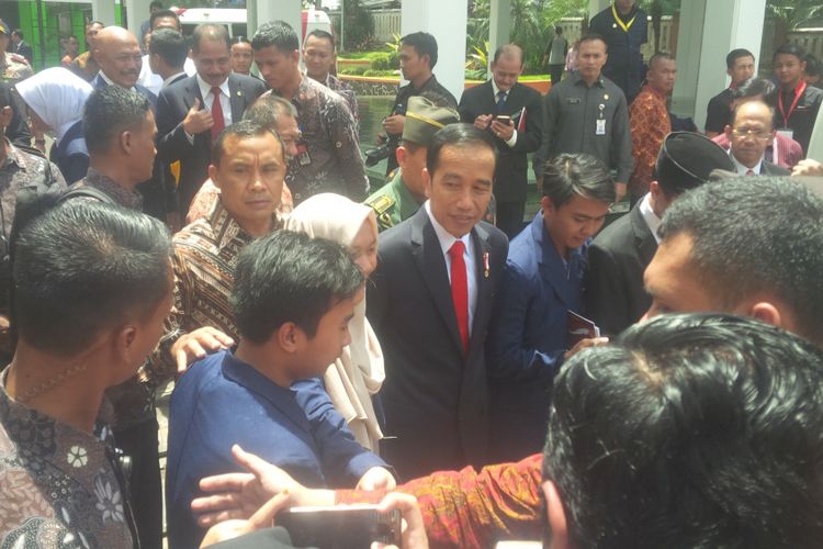 Presiden RI Joko Widodo (Jokowi) berfoto bersama mahasiswa Unpad seusai memberikan orasi  ilmiah dalam peringatan Dies Natalis ke -60 Universitas Padjadjaran yang digelar di Grha Sanusi Hardjadinata, Dipatiukur, Kota Bandung, Senin (11/9/2017). 