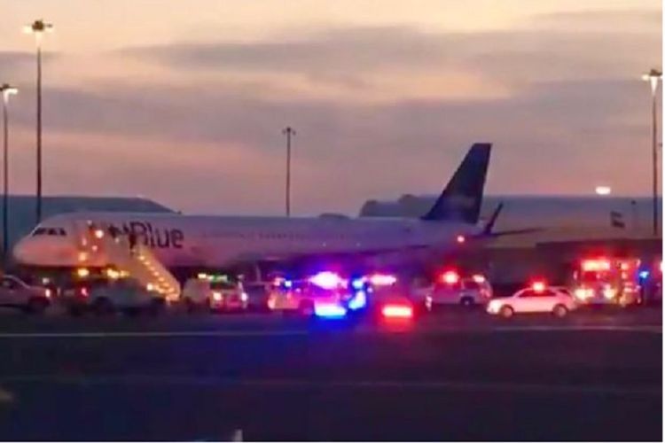 Pesawat Airbus A320 milik JetBlue di bandara JFK, New York yang dikepung polisi setelah dilaporkan dibajak.