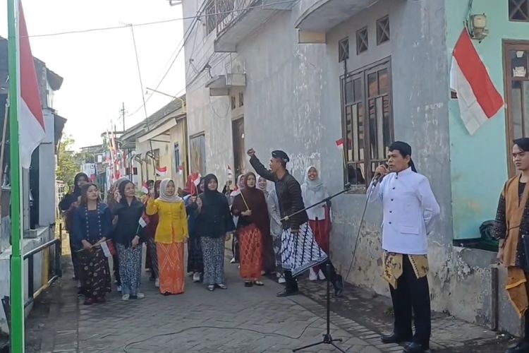 Tak Punya Lapangan, Warga Pasuruan Gelar Upacara HUT Ke-81 RI di Gang Sempit
