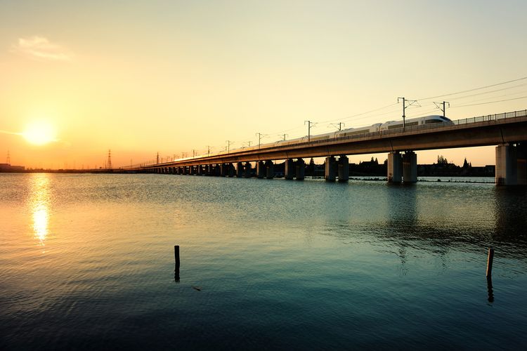 Jembatan Danyang-Kunshan membentang sepanjang 165 kilometer dan merupakan bagian dari jalur Kereta Cepat Beijing-Shanghai, antara Shanghai dan Nanjing di Provinsi Jiangsu.