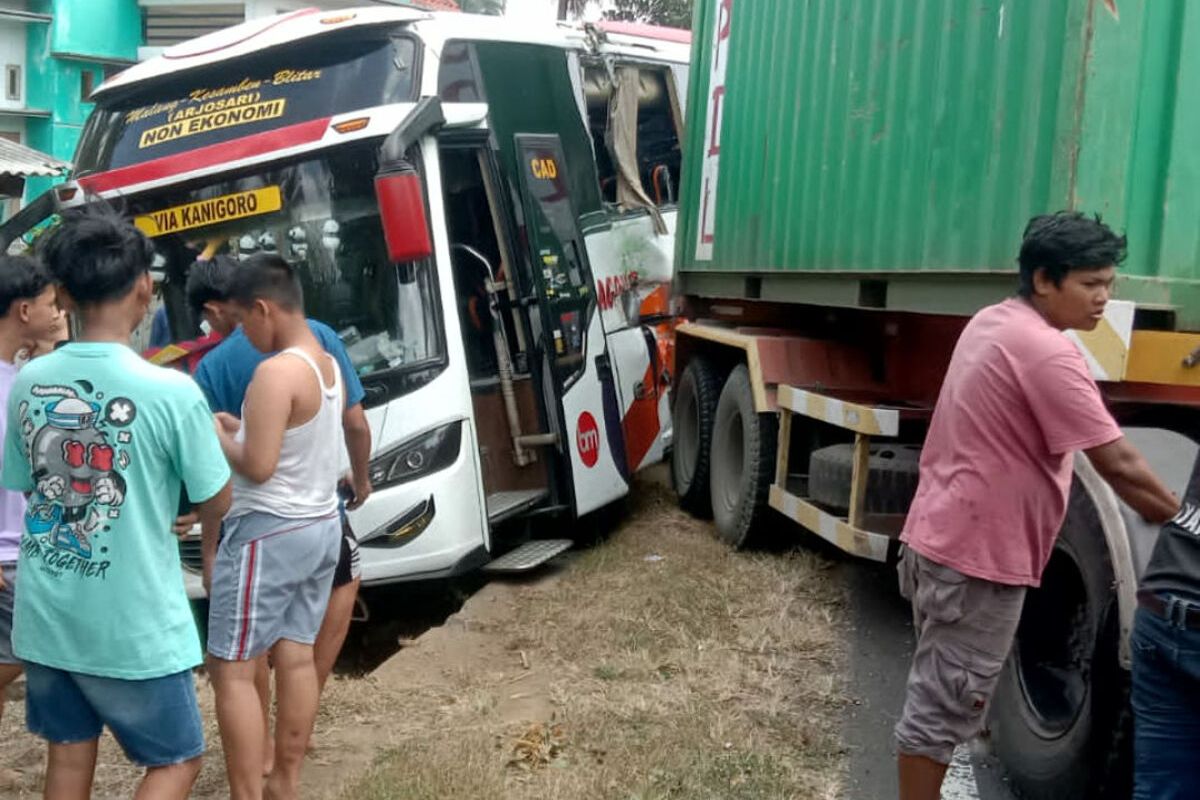 Truk kontainer menabrak mundur Bus Bagong setelah gagal melewati tanjakan di jalan raya Desa Banjarsari, Kecamatan Selorejo, Kabupaten Blitar, Rabu (26/6/2024)