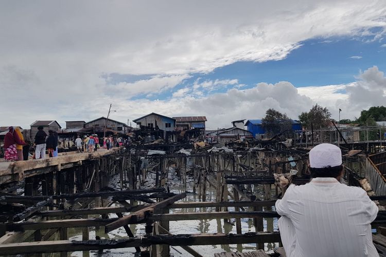 Warga korban kebakaran dermaga Inhutani Nunukan tangah menatap sedih bekas bekas puing rumahnya, kebakaran yang terjadi Minggu 10 Januari 2021 diperkirakan menghanguskan lebih 60 bangunan termasuk fasilitas umum