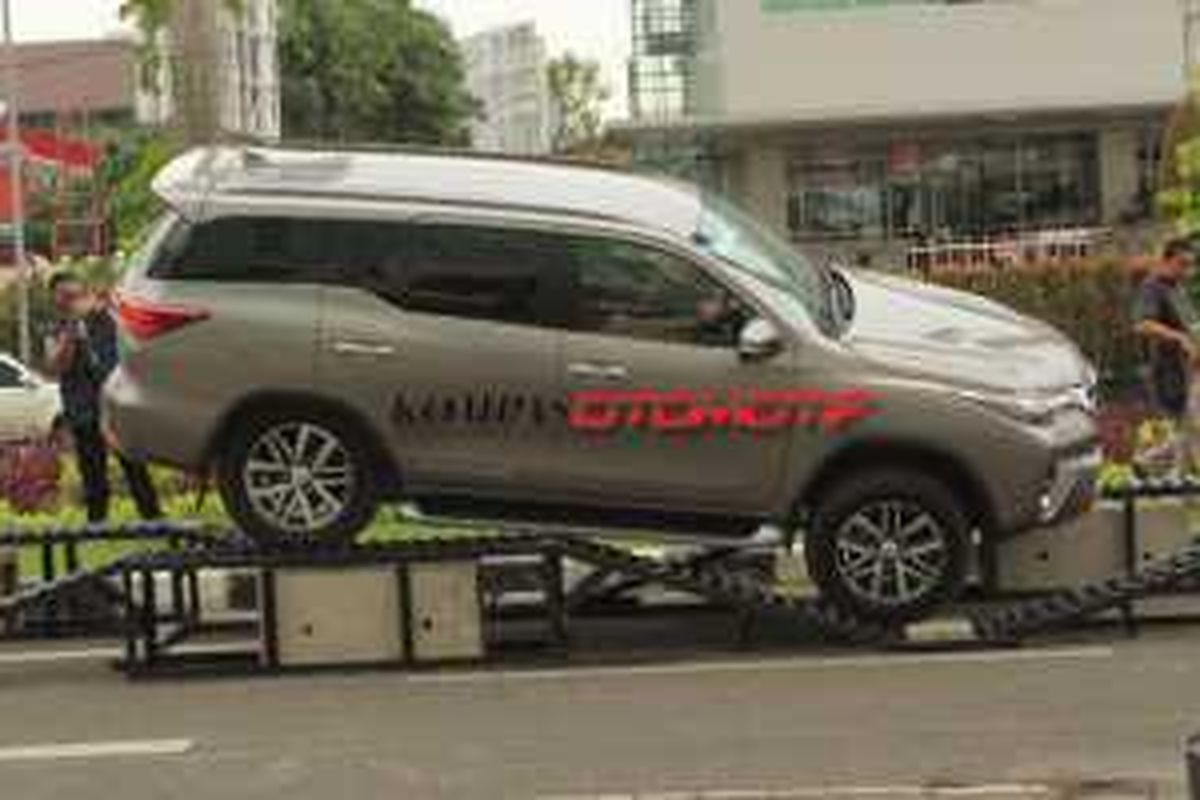 Sesi test drive Toyota All New Fortuner di Senayan City, Jakarta, Jumat (22/1/2016).
