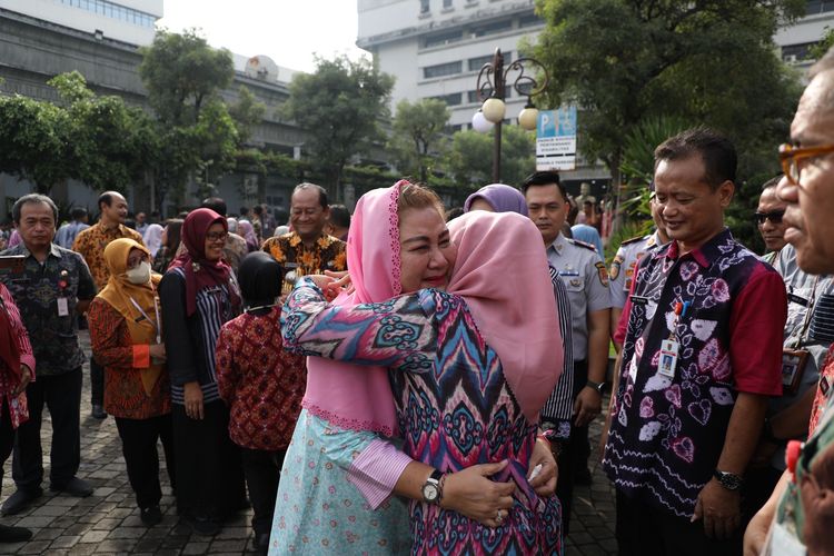 Wali Kota Semarang Hevearita Gunaryanti Rahayu secara resmi berpamitan kepada seluruh jajaran di lingkup Pemerintah Kota (Pemkot) Semarang, dalam apel yang berlangsung di halaman Balai Kota Semarang, Selasa (18/2/2025).