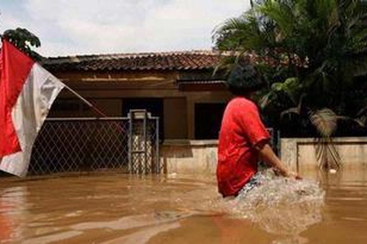 Ilustrasi: Warga melintasi banjir yang menggenangi Komplek IKPN, Bintaro Pesanggrahan, Jakarta Selatan, Rabu (18/8/2010).