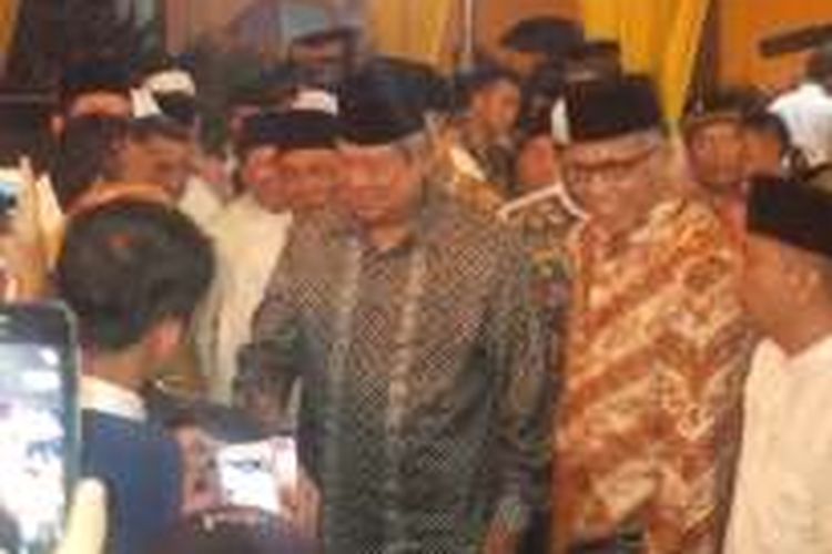 Presiden keenam RI Susilo Bambang Yudhoyono (tengah) menghadiri acara peringatan Maulid Nabi di kompleks rumah jabatan anggota DPR, Kalibata, Jakarta Selatan, Sabtu (6/2/2016) malam.