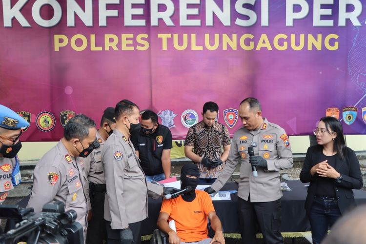 Polres Tulungagung pers rilis ungkap kasus pembunuhan, terhadap seorang gadis di Tulungagung Jawa Timur, Jumat (20/01/2023)