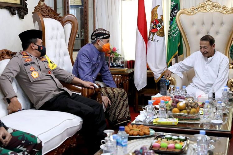Gubernur Jawa Tengah Ganjar Pranowo saat silahturahmi ke kediaman Habib Luthfi di Pekalongan bersama Kapolda Jateng dan jajaran Forkompimda pada Kamis (19/11/2020).