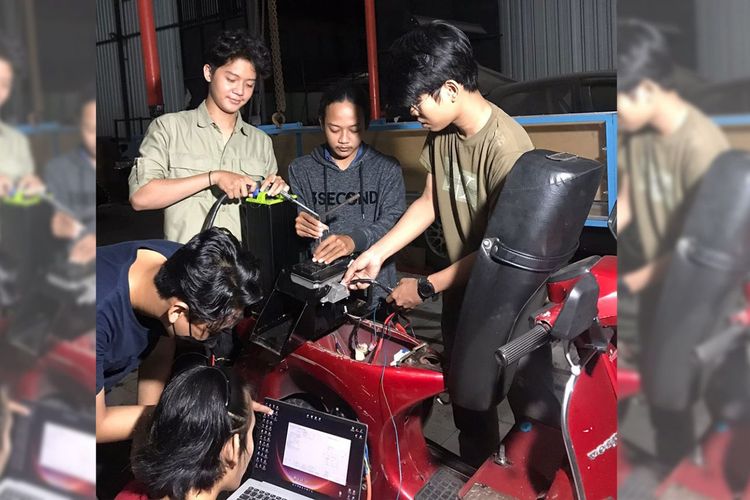 6 Mahasiswa FTMM Ubah Vespa Klasik Jadi Bertenaga Listrik